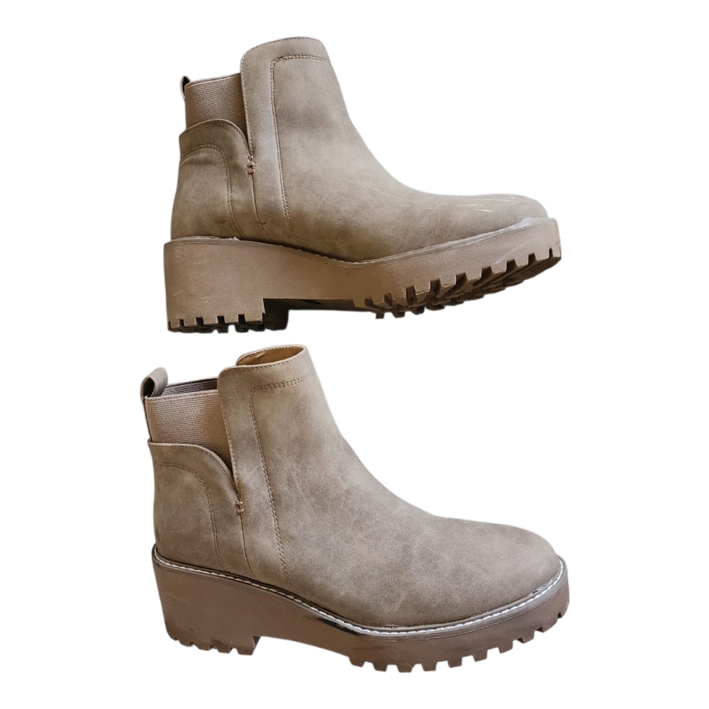 DV Dolce Vita Rancher Chelsea Taupe Boots Women Size 10M Lug Heel Ankle Pull On